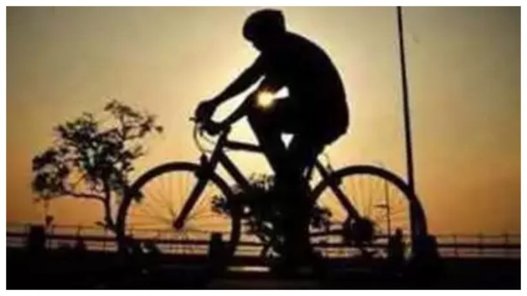A laborer going from Delhi to Bihar dies by bicycle