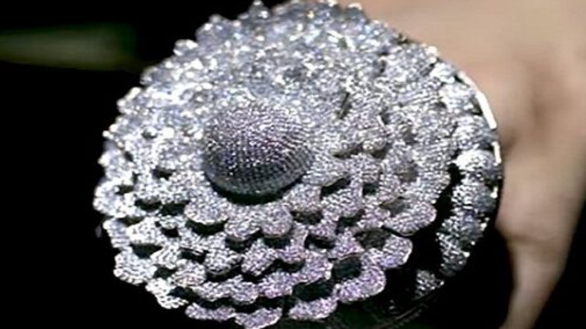8 लेयर वाली फूल-नुमा डिज़ाइन की इस रिंग में छोटे और खूबसूरत हीरे लगे हैं जो इसे और भी यूनिक बनाते हैं।