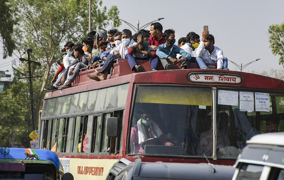 Migrants board buses, New Delhi