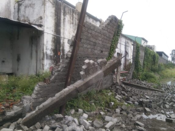Wall collapsed due to rain in wardha