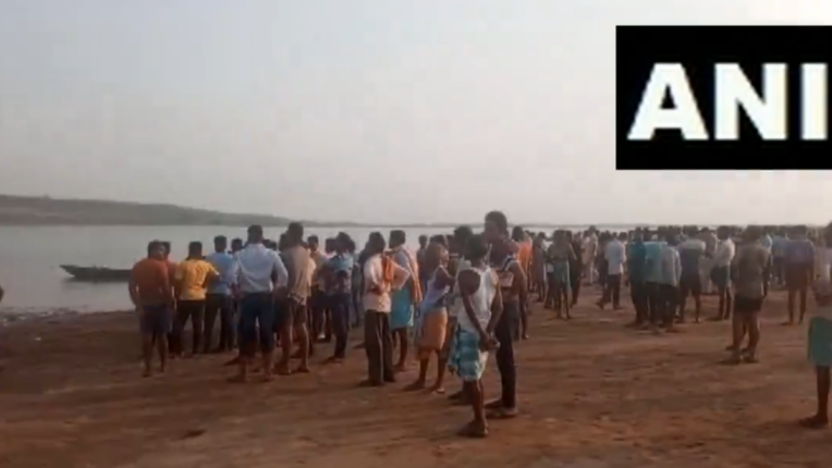 boat capsizes in Mahanadi Odisha, 50 people were on board the boat